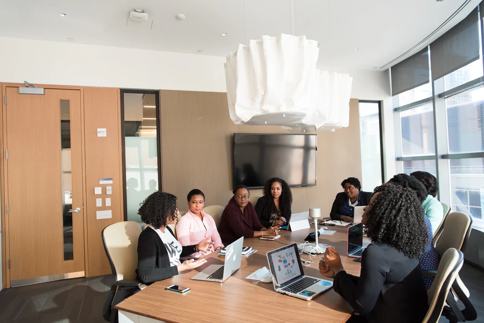 FobizGrowth consultants working with a client team